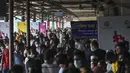 <p>Orang-orang yang pulang untuk merayakan Idul Fitri, yang menandai berakhirnya bulan suci Ramadhan, menunggu di peron untuk naik kereta api di stasiun kereta Bandara Dhaka di Dhaka pada 29 April 2022. (AFP/Munir uz Zaman)</p>