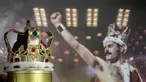 Mahkota khas Freddie Mercury yang dikenakan selama Tur 'Magic', dipamerkan di ruang lelang Sotheby's di London, Kamis, 3 Agustus 2023. (AP Photo/Kirsty Wigglesworth)