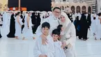 Dalam keterangan unggahannya, Alyssa Soebandono menuliskan jika umroh ini adalah perjalanan yang tidak terlupakan, terutama untuk anak-anaknya. Bintang sinetron Inikah Rasanya ini berharap bisa kembali ke Tanah Suci. Usianya baru delapan bulan, Baby Lia anteng dalam gendongan sang bunda. Seperti diketahui, anak ketiga Alyssa ini lahir pada April 2024. (Liputan6.com/IG/@ichasoebandono)