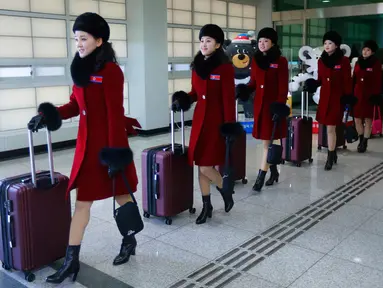 Tim pemandu sorak Korea Utara tiba kantor transit Korea di dekat Zona Demiliterisasi di Paju, Korea Selatan, (7/2). Rombongan tim sorak Korut ini akan tampil di Olimpiade Musim Dingin Pyeongchang 2018. (AP Photo/Ahn Young-joon. Pool)