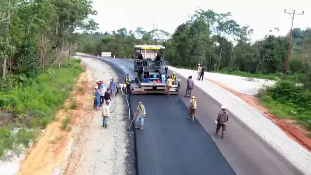 Jalan Perbatasan Kalimantan (Foto: Dokumentasi Ditjen Bina Marga Kementerian Pekerjaan Umum)