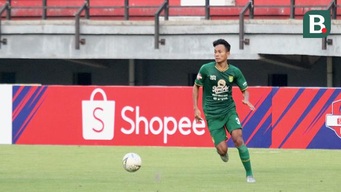 Bek muda Persebaya Surabaya, Koko Ari Araya, menjalani laga debutnya di kompetisi kasta tertinggi di Stadion Gelora Bung Tomo, Surabaya, Minggu (8/12/2019). (Bola.com/Aditya Wany)