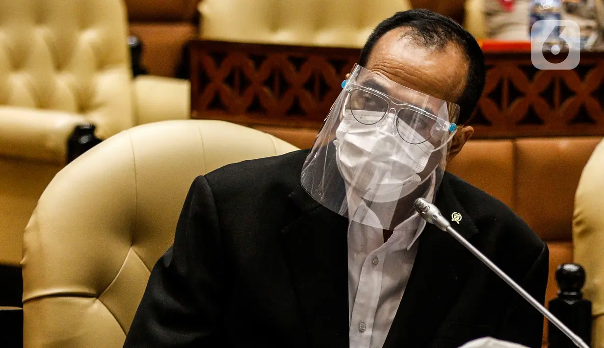 Menteri Perhubungan Budi Karya Sumadi (tengah) mengikuti Rapat Kerja dengan Komisi V DPR, di kompleks Parlemen, Senayan, Jakarta, Rabu (1/7/2020). Rapat tersebut membahas evaluasi sarana dan prasarana arus mudik dan balik Lebaran 2020.  (Liputan6.com/Johan Tallo)