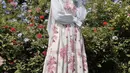 Dress berpotongan loose dengan motif bunga-bunga bikin Laudya Cynthia Bella terlihat anggun. [Foto: IG/laudyacynthiabella].