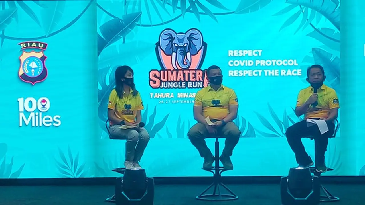 Kapolda Riau Irjen Agung Setya Imam Effendi (tengah) dalam relaunching Sumatera Jungle Run.
