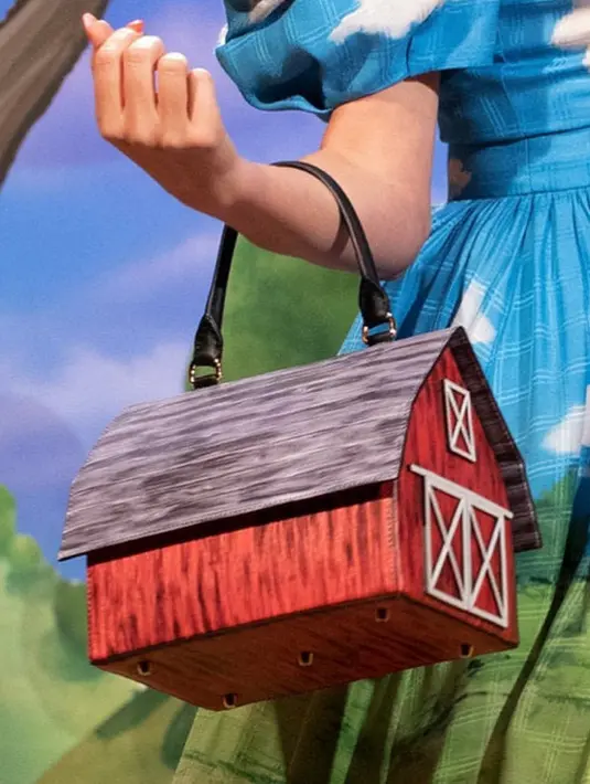 Moschino membuat hand bag dengan desain rumah peternakan. Tas tersebut benar-benar menyerupai sebuah rumah yang dicat merah. @moschino