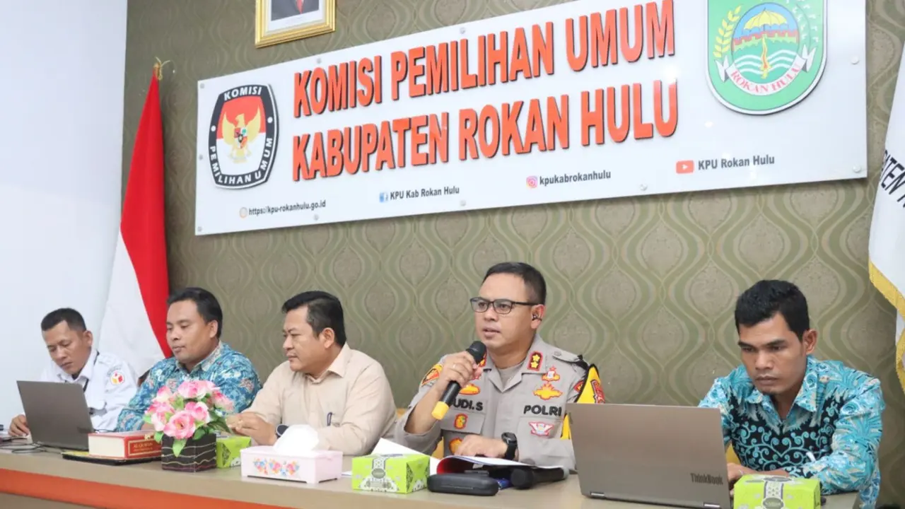 Rapat koordinasi persiapan penetapan pasangan calon bupati dan wakil bupati di KPU Rohul serta pengundian nomor urut.
