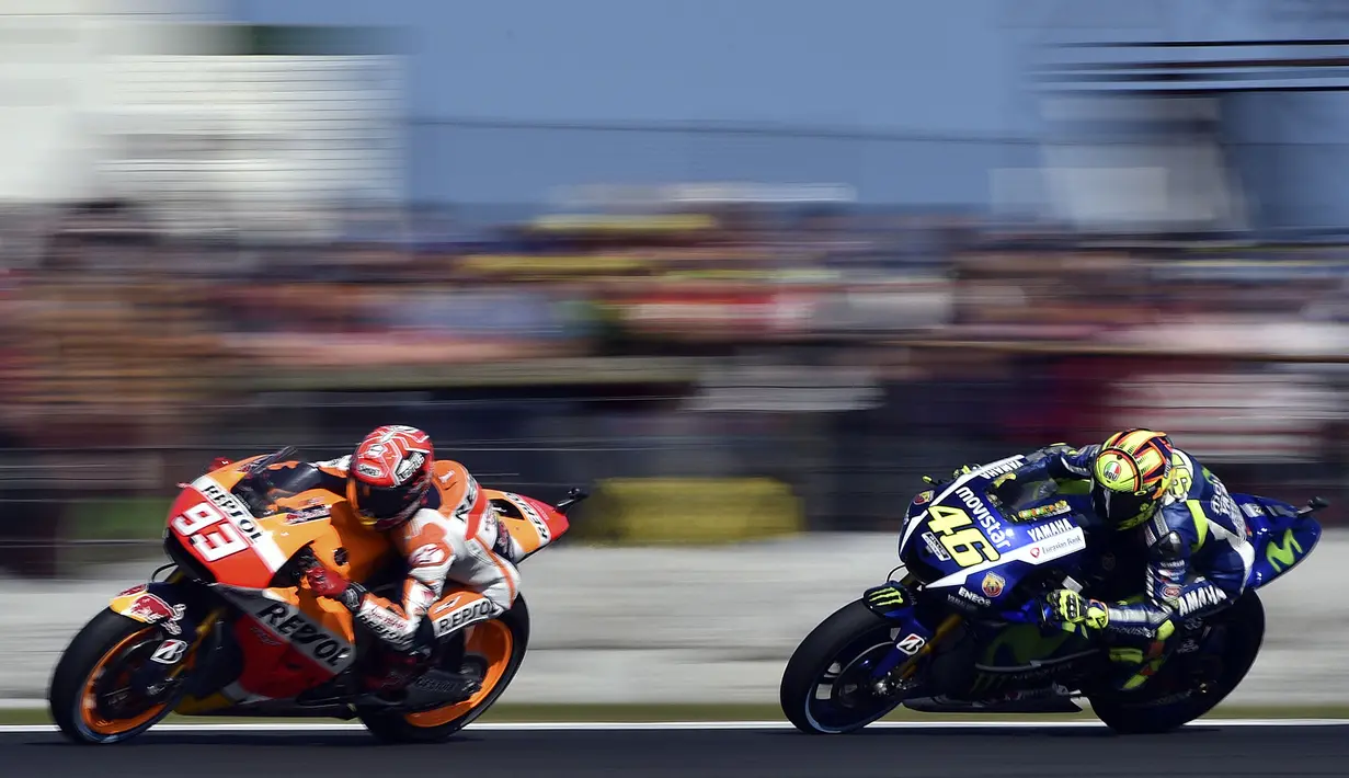 Giliran Marquez yang membuat kontroversi di MotoGP Australia 2015 yang berlangsung di Phillipe Island. The Baby Alien diduga memperlambat motornya untuk memberi ruang kepada Jorge Lorenzo yang tengah bersaing dengan Rossi memperebutkan Gelar Juara Dunia MotoGP 2015. (AFP/Saeed Khan)