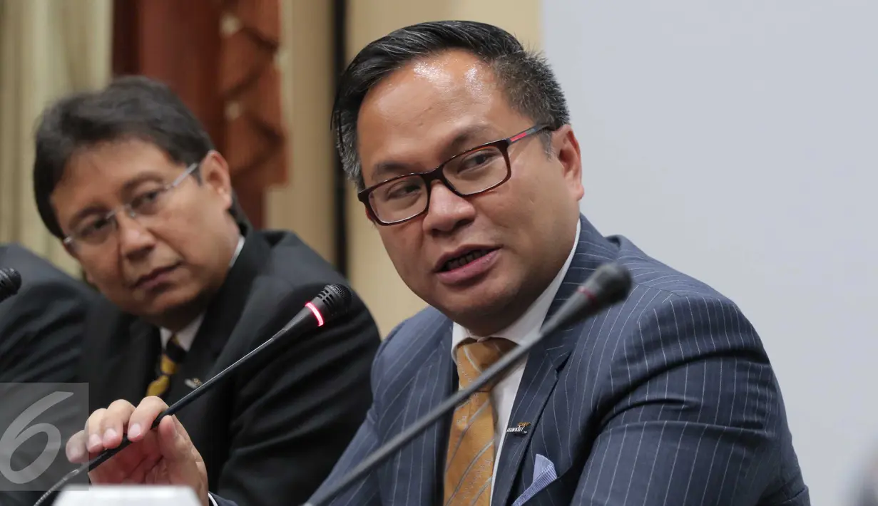 Direktur Utama terpilih Bank Mandiri, Kartika Wirdjoatmodjo (kanan) memberikan tanggapan saat konferensi pers Rapat Umum Pemegang Saham Tahunan Bank Mandiri, Jakarta, Senin (21/3/2016). (Liputan6.com/Angga Yuniar)