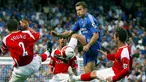 Striker legendaris AC Milan, Andriy Shevchenko, diboyong Chelsea pada 1 Juli 2006. Namun sayang, peraih Ballon d'Or tahun 2004 itu gagal menunjukkan penampilan terbaiknya di Stamford Bridge hingga kalah bersaing dengan Didier Drogba. (AFP/Adrian Dennis)