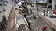 Para pekerja mengecor jalur yang ada di Terminal Manggarai, Jakarta, Minggu (28/8/2014) (Liputan6.com/Miftahul Hayat)
