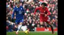 Pemain Chelsea, Mykhailo Mudryk (kiri) menggiring bola dibayangi pemain Liverpool, Trent Alexander-Arnold saat laga di pekan ke-21 Premier League 2022/2023 antara Liverpool melawan Chelsea yang berlangsung di Anfield, Sabtu (21/1/2023). (AFP/Paul Ellis)