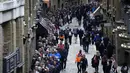 Orang-orang antre dekat Tower Bridge untuk memberi penghormatan kepada mendiang Ratu Elizabeth II yang terbaring di Westminster Hall, London pada 16 September 2022. Pengunjung yang berkerumun ke pusat kota London untuk momen bersejarah memberikan dorongan bagi bisnis pada saat ekonomi Inggris menghadapi krisis biaya hidup yang dipicu inflasi tertinggi dalam empat dekade dan prediksi dari resesi yang mengancam. (AP Photo/Christophe Ena)