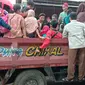 Relawan Kampung Indonesia, Muhammad Arif Kirdiat menceritakan kisahnya selama membantu korban bencana dan berada dilokasi banjir bandang dan longsor. (Foto: Liputan6/Yandhi Deslatama)