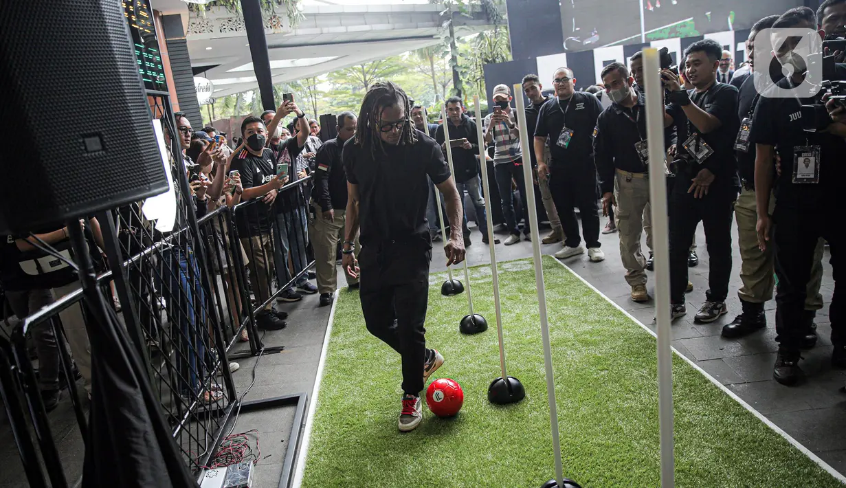 Legenda sepak bola Juventus Edgar Davids menunjukkan skill bermain bola saat menghadiri pembukaan Juventus Village di Lippo Mall Kemang, Jakarta Selatan, Jumat (27/1/2023). Juventus Village yang dibuka pada 27-29 Januari 2023 bakal memanjakan fans dengan beragam acara seperti meet and greet dengan Edgar Davids, pameran trofi dan replika ruang ganti hingga game-game menarik. (Liputan6.com/Faizal Fanani)