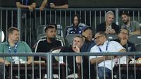 Pelatih Timnas Indonesia, John Herdman, menonton Dewa United Vs Borneo FC Samarinda. (Bola.com/Muhammad Iqbal Ichsan).