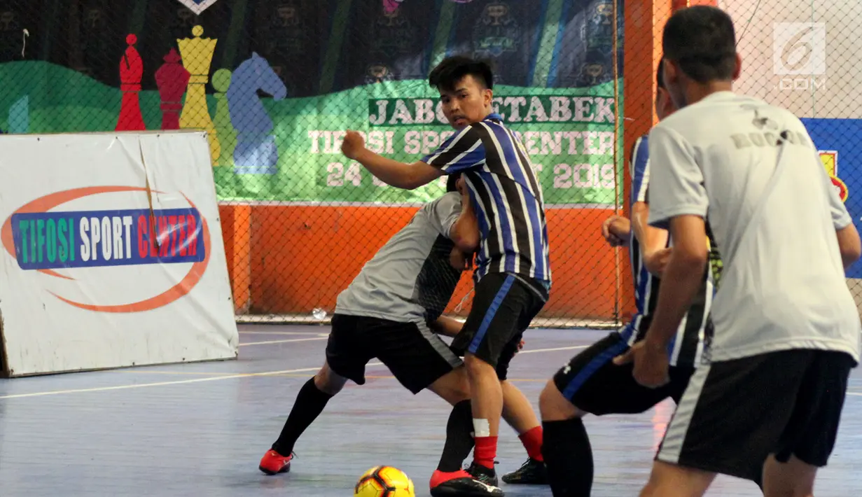 Mitra driver GOJEK sedang bermain futsal dalam acara Festival Olahraga Mitra (FOM) di GOR Tifosi, Jakarta, Minggu (31/3). Festiva digelar untuk mewadahi mitra driver beserta keluarganya dalam menyalurkan semangat kebersamaan dan sportivitas melalui olahraga. (Liputan6.com/HO/Ading)