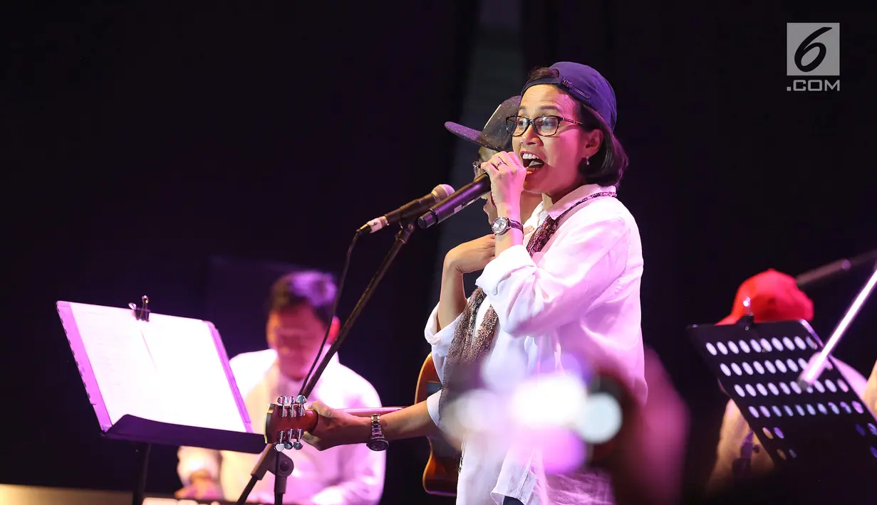 Vokalis grup musik Elek Yo Band, Menteri Keuangan Sri Mulyani saat tampil di Java Jazz Festival 2018, di JIExpo Kemayoran, Jumat (02/3). Grup musik ini dibentuk 30 tahun yang lalu dan baru manggung 2 kali. (Liputan6.com/Pool/Joan)