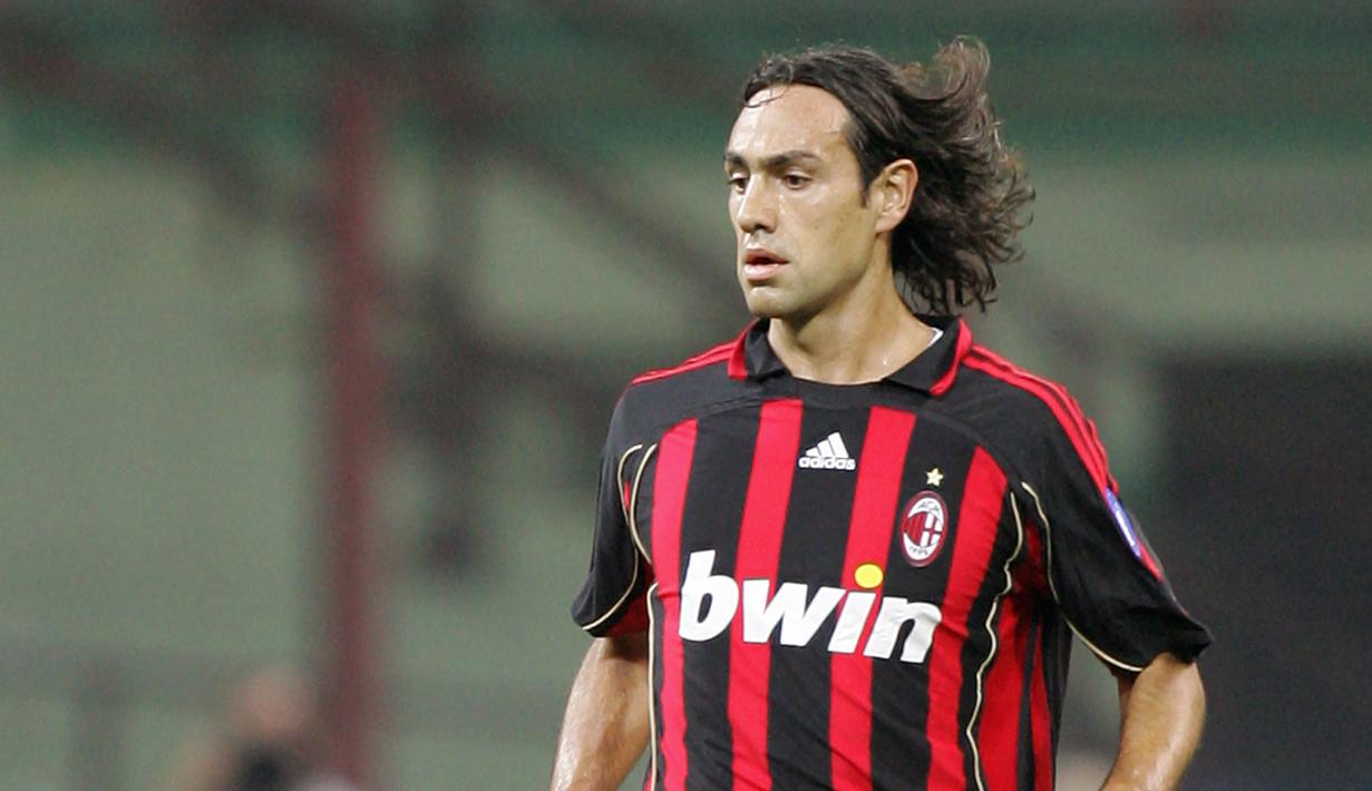 Alessandro Nesta - Nesta menjadi duet maut bersama Paolo Maldini dalam menjaga pertahanan AC Milan pada 2007. Duet Nesta dan Maldini menjadi duet bek AC Milan paling sulit ditembus oleh serangan tim lawan. (AFP/Paco Serinelli)