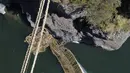 Jembatan gantung ini memiliki beberapa tali tebal yang berfungsi sebagai platform, dengan dua tali lagi untuk berpegangan di kedua sisinya. (Christian SIERRA / AFP)