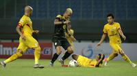 Striker Barito Putra, Rafael Silva, berusaha melewati kepungan pemain Bhayangkara FC pada laga Liga 1 2019 di Stadion Patriot, Bekasi, Selasa (29/5). Bhayangkara menang 4-2 atas Barito. (Bola.com/Yoppy Renato)