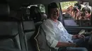 Ketua DPD Partai Golkar Jawa Barat berada di dalam mobil kettika meninggalkan Bakrie Tower Kuningan, Jakarta, Jumat (29/9). Dedi mengaku pertemuan dengan Aburizal Bakrie untuk menyampaikan kondisi terkini Partai Golkar (Liputan6.com/Faizal Fanani)