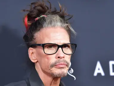 Vokalis band Aerosmith, Steven Tyler menghadiri gala premiere film "Ad Astra" di The Cinerama Dome, Los Angeles, Rabu (18/9/2019). Di acara tersebut selain mengaka mengajak putri-putrinya, Steven Tyler juga menggandeng  pacar barunya, Aimee Preston. (Amy Sussman/Getty Images/AFP)