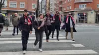 Fans Athletic Bilbao berjalan-jalan di kota Bilbao menjelang Basque Derby melawan Real Sociedad, Sabtu (13/1/2024). (Bola.com/Yus Mei Sawitri)