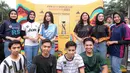 Para peserta kegiatan menggiring bola raksasa melakukan foto bersama trofi Piala Dunia U-17 dalam rangkaian acara Trophy Experience menyambut Piala Dunia U-17 2023 di Plaza Upakarti, Soreang, Kabupaten Bandung, Minggu (22/10/2023) sore WIB. (Bola.com/Bagaskara Lazuardi)