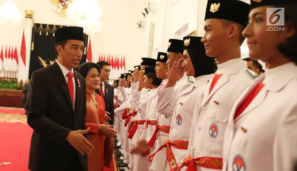 Presiden Jokowi didampingi Ibu Iriana dan sejumlah menteri saat mengukuhkan Pasukan Pengibar Bendera Pusaka (Paskibraka) Nasional 2017 di Istana Negara, Jakarta, Selasa (15/8). (Liputan6.com/Angga Yuniar)