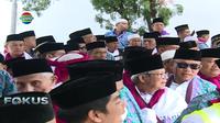 Jemaah yang umumnya sudah berusia lanjut tampak bersemangat dan bersabar mengikuti instruksi panitia haji.
