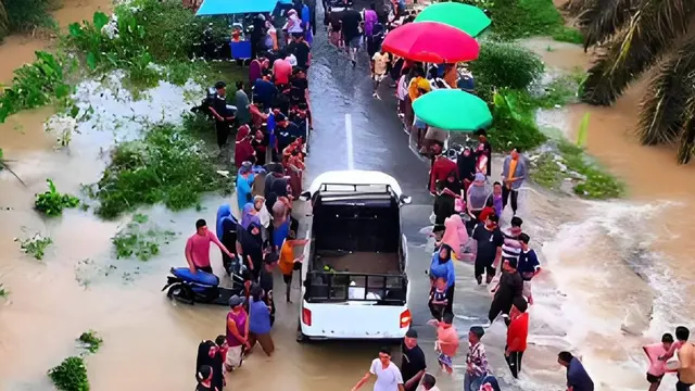 Jalan Tergenang Banjir Mendadak Jadi Lokasi Wisata, Netizen: Musibah Menjadi Berkah