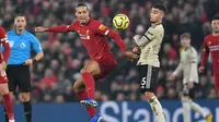 Bek Liverpool, Virgil van Dijk, berebut bola dengan gelandang Manchester United, Andreas Pereira, pada laga Premier League di Stadion Anfield, Liverpool, Minggu (19/1). Liverpool menang 2-0 atas MU. (AFP/Paul Ellis)