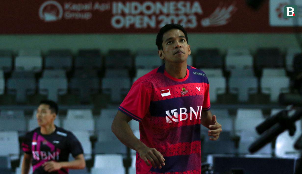 Pebulu tangkis tunggal putra Indonesia, Chico Aurta Dwi Wardoyo (kanan) dan Jonatan Christie melakukan pemanasan saat latihan menjelang Indonesia Open 2023 di Istora Senayan, Jakarta, Senin (12/06/2023). Turnamen BWF Super 1000 tersebut diikuti oleh 268 atlet dari 20 negara yang berlangsung pada 13-18 Juni 2023. (Bola.com/Bagaskara Lazuardi)
