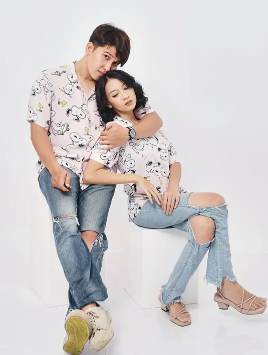 <p>"Akhirnya mau enggak mau nurunin gengsi aku juga, kita minta tolong sama orangtua. Dan alhamdulillah orangtua kan ya kita ngomong apa adanya orang tua juga ya pasti ngebantu," kata Sidik Eduard. [Instagram/sidikeduardd]</p>