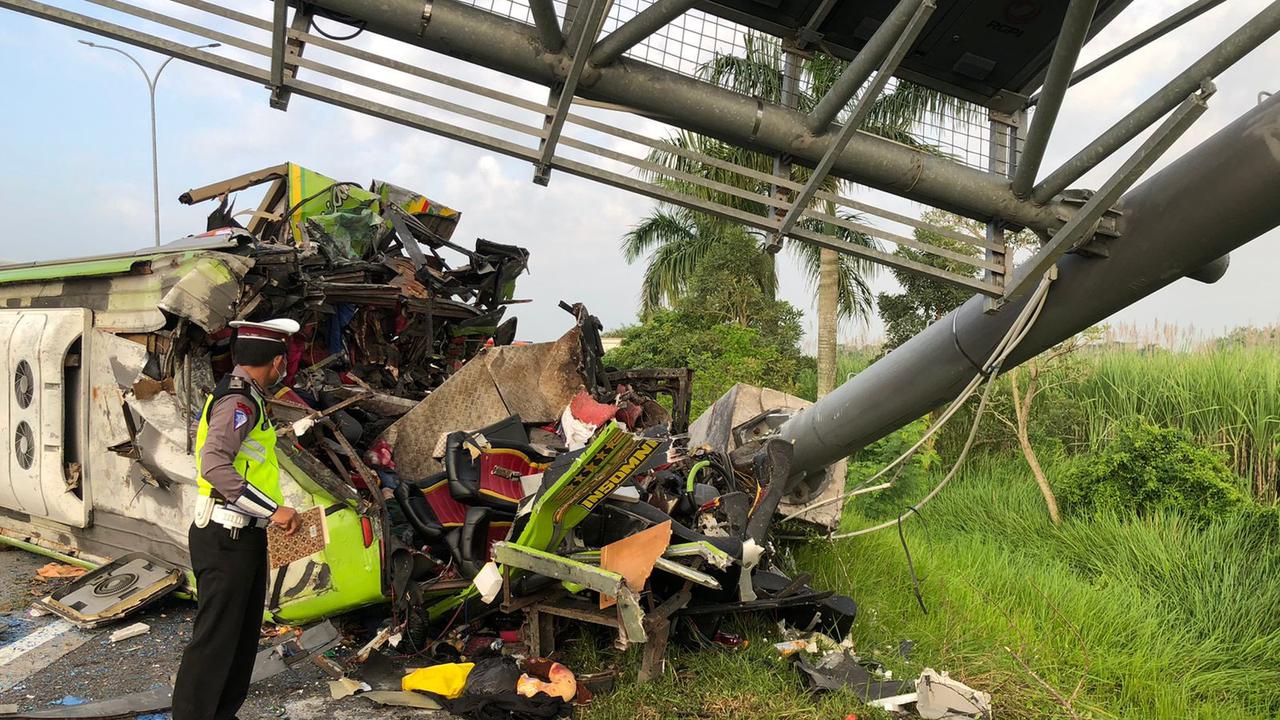 Bus Ardiansyah dengan nopol S 7322 UW hancur akibat kecelakaan di tol Sumo. (Dian Kurniawan/Liputan6.com)