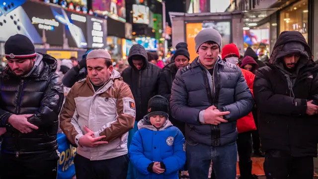 Umat Muslim Berbuka Puasa dan Salat Tarawih Bersama di Times Square New York