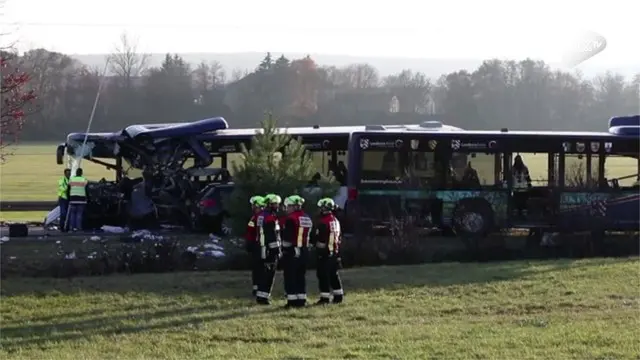 Kecelakaan yang melibatkan 2 bus terjadi di Jerman. Akibatnya 40 orang terluka diantaranya orang dewasa dan anak sekolah.