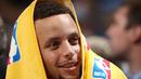Pemain Golden State Warriors, Stephen Curry #30 tersenyum usai timnya sukses mengalahkan Denver Nuggets 118-105 pada lanjutan NBA 2015-2016 di Pepsi Center, Minggu, (23/11/2015) (AFP Photo/ Doug Pensinger/Getty Images/AFP)