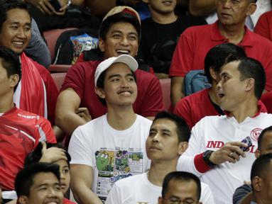 Putra Presiden Joko Widodo, Kaesang Pangarep, menonton laga Piala AFF 2018 antara Singapura melawan Timnas Indonesia di Stadion Nasional, Singapura, Jumat (9/11). Singapura menang 1-0 atas Indonesia. (Bola.com/M Iqbal Ichsan)