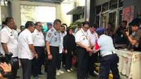 Anies pun menyapa para tahanan yang sedang mengantre untuk memberikan hak suaranya. Dia juga tampak meminta kepada para tahanan untuk memeriksa surat suaranya.