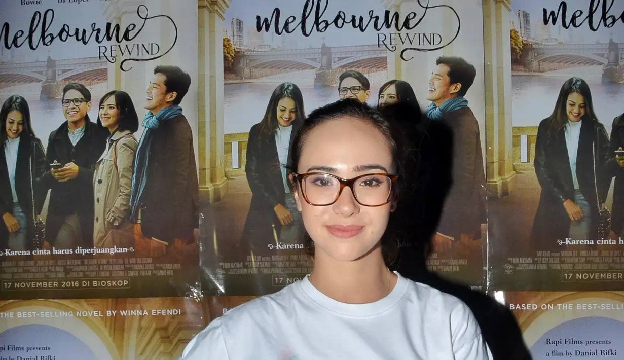 Pemeran cantik Pamela Bowie menjalin kasih dengan Morgan Oey. Namun kisah cintanya itu hanya terjadi dalam layar lebar. Kisah cinta romantis Pamela dan Morgan terjadi dalam film Melbourne Rewind. (Adrian Putra/Bintang.com)