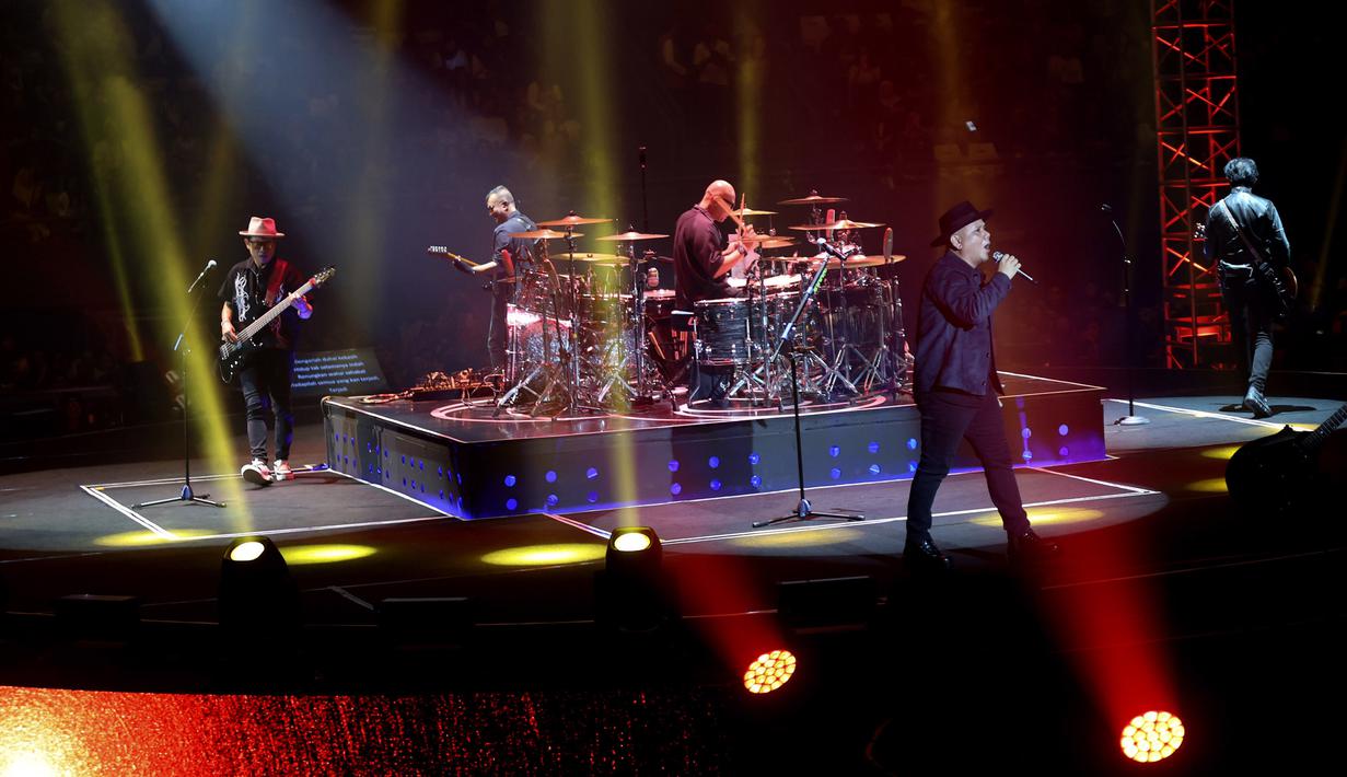 Konser akbar ini bertempat di Tennis Indoor Senayan, Jakarta, menjadi penanda penting dalam perjalanan karier mereka. Tampak dalam foto, grup band Padi Reborn saat tampil dalam Konser Dua Delapan yang digelar di Tennis Indoor, Gelora Bung Karno, Senayan, Jakarta, Sabtu (31/1/2026) malam. (Kapanlagi.com/Budy Santoso)
