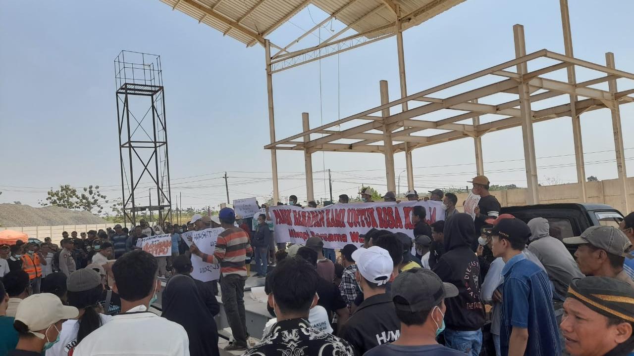 Warga mengatasnamakan dari Karang Taruna Desa Jiken melakukan unjuk rasa di lokasi pendirian pabrik kalsium yang berada di Jl. Blora - Cepu KM 12, Desa Jiken, Kecamatan Jiken, Kabupaten Blora, Jawa Tengah. (Liputan6.com/Ahmad Adirin)