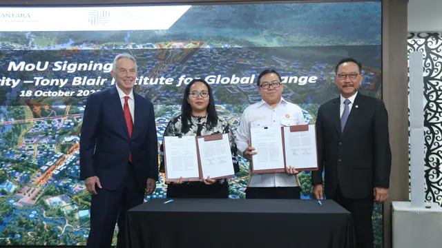 Tony Blair, founder dan Executive Chairman Tony Blair Institute for Global Change Indonesia dan Bambang Susantono, Kepala Otorita Ibu Kota Nusantara (OIKN) menyaksikan penandatanganan MoU pengembangan riset dan inovasi. (Arief/Liputan6.com)