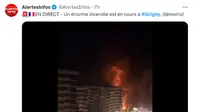 Apartemen yang disebut berlokasi di Grigny, Prancis, dilalap api di tengah kerusuhan anti-rasisme. Dok: Twitter