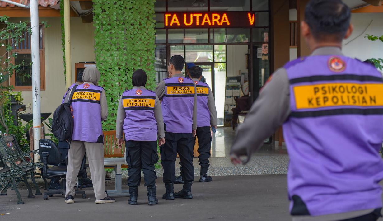 Di sisi lain, Pemerintah Provinsi (Pemprov) DKI Jakarta menyiapkan pembelajaran jarak jauh (PJJ) dan pemulihan psikologis bagi siswa SMAN 72 Jakarta pasca-insiden ledakan. Tampak dalam foto, tim dari psikologi kepolisian saat berada di area SMAN 72 Jakarta, Senin (10/11/2025). (merdeka.com/Arie Basuki)