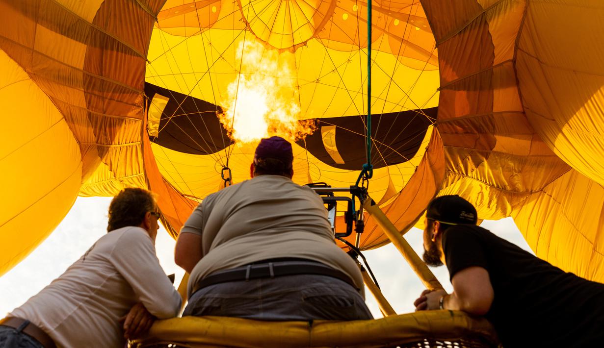 Kru memompa balon udara pada New Jersey Lottery Festival of Ballooning di Bandara Solberg, Readington, New Jersey, Amerika Serikat, 29 Juli 2022. Festival yang berlangsung hingga 31 Juli ini akan menampilkan sebanyak 100 balon. (AP Photo/Julia Nikhinson)