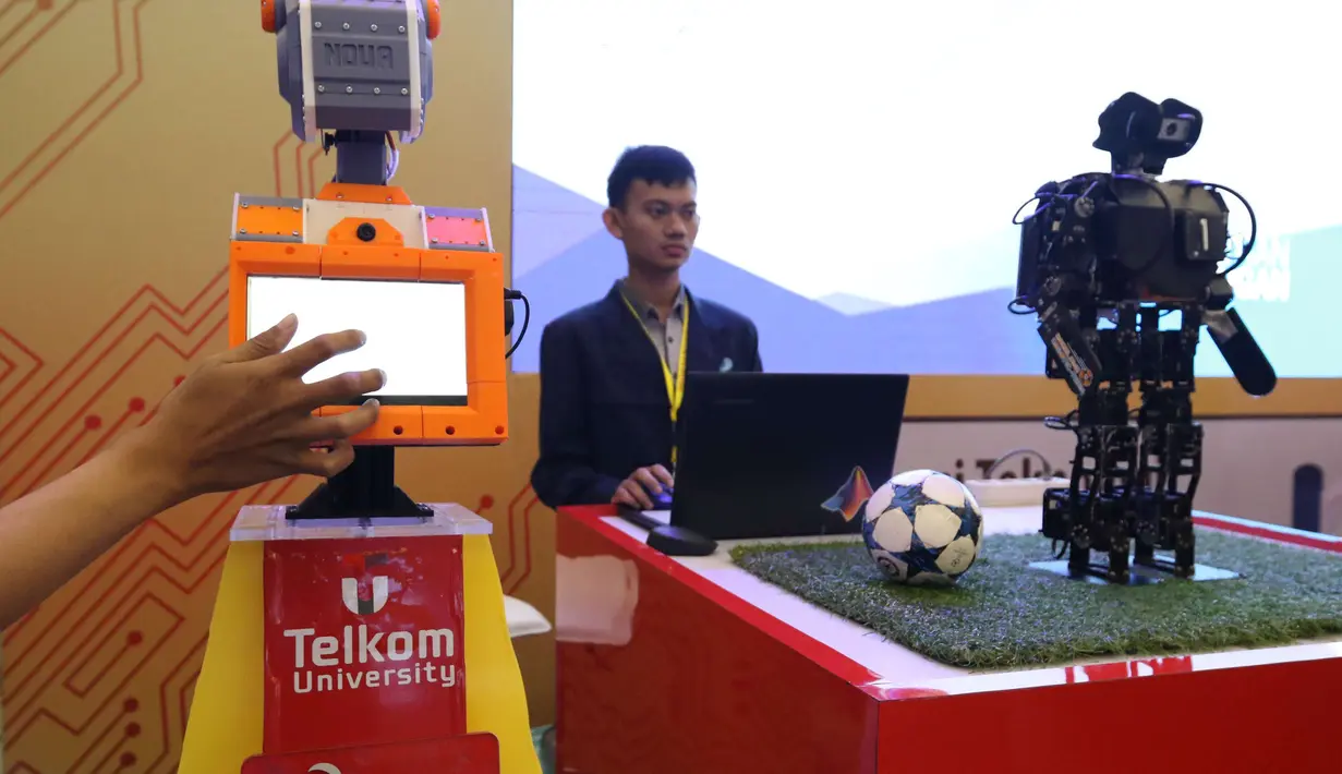 Produk teknologi industri ditampilkan dalam pameran Indonesia Industrial Summit 2018 di JCC, Jakarta, Rabu (4/4). Pada acara Indonesia Industrial Summit 2018 ini juga diadakan pameran dari berbagai macam jenis industri. (Liputan6.com/Angga Yuniar)