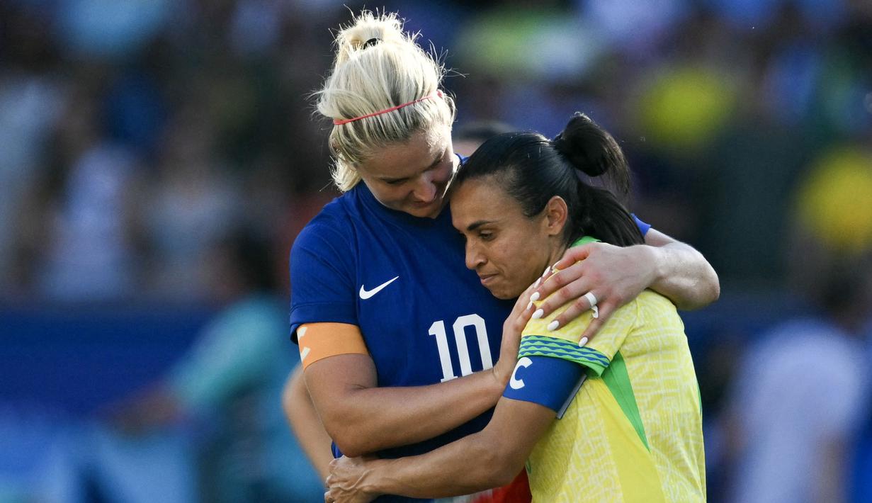 Kapten Amerika Serikat, Lindsey Horan (kiri) memberikan pelukan untuk kapten Brasil, Marta setelah laga final Olimpiade Paris 2024 yang berlangsung di Parc des Princes, Paris Prancis, Sabtu (10/08/2024) waktu setempat. (AFP/Jonathan Nackstrand)